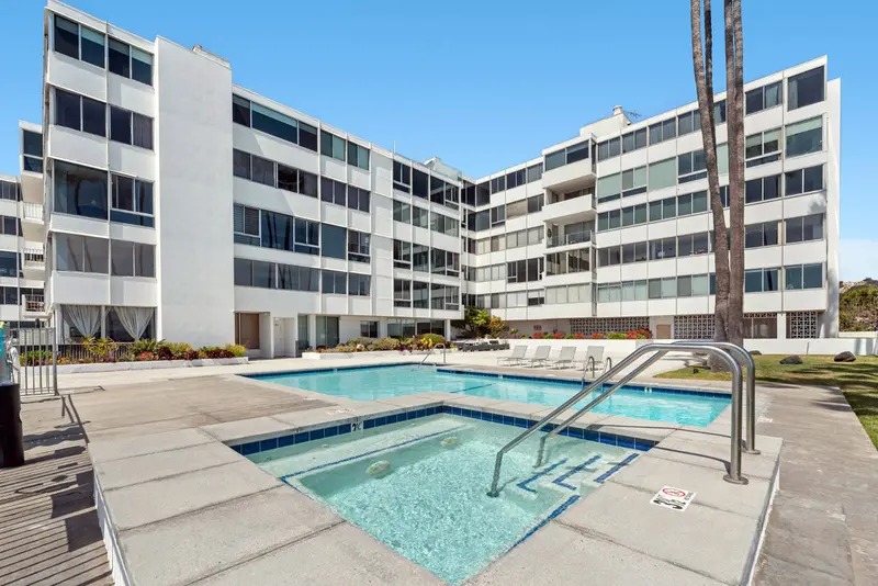 Comm2075 - Apartment Exterior Grounds 1